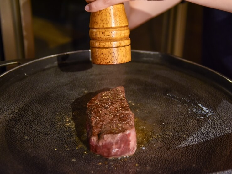 ぶ厚い和牛を焼いている様子