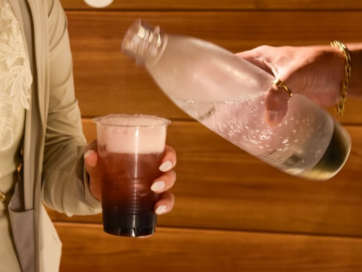 お酒を炭酸で割っている様子