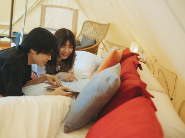 皇帝てんとでくつろいでいる様子